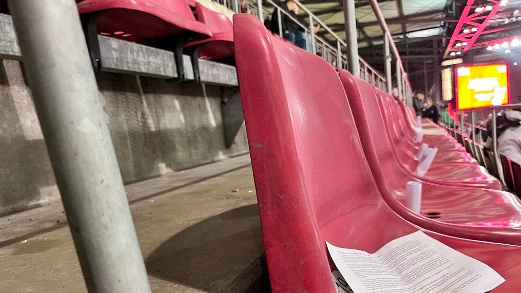 Vor dem Spiel des 1. FC Köln gegen Werder Bremen am Freitag (16. Februar 2024) lagen auf den Sitzen im Rhein-Energie-Stadion mit Info-Blättern der aktiven Fan-Szene.