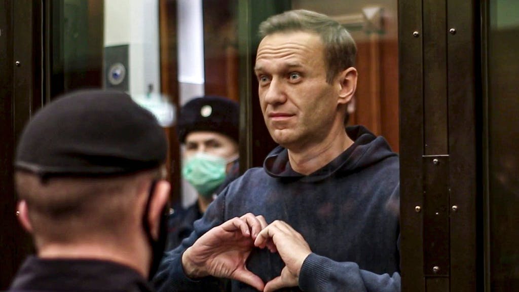 Alexej Nawalny, russischer Oppositionsführer, formt im Gerichtssaal mit seinen Händen ein Herz