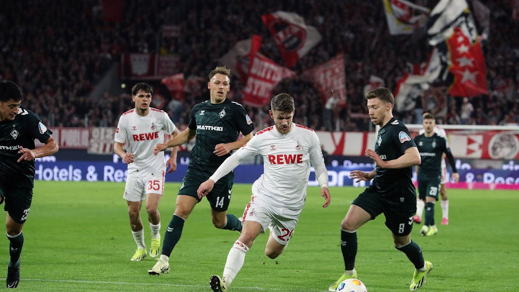 1. FC Köln gegen Werder Bremen: Jan Thielmann (Köln) und Mitchel Weiser (Bremen) im Zweikampf.