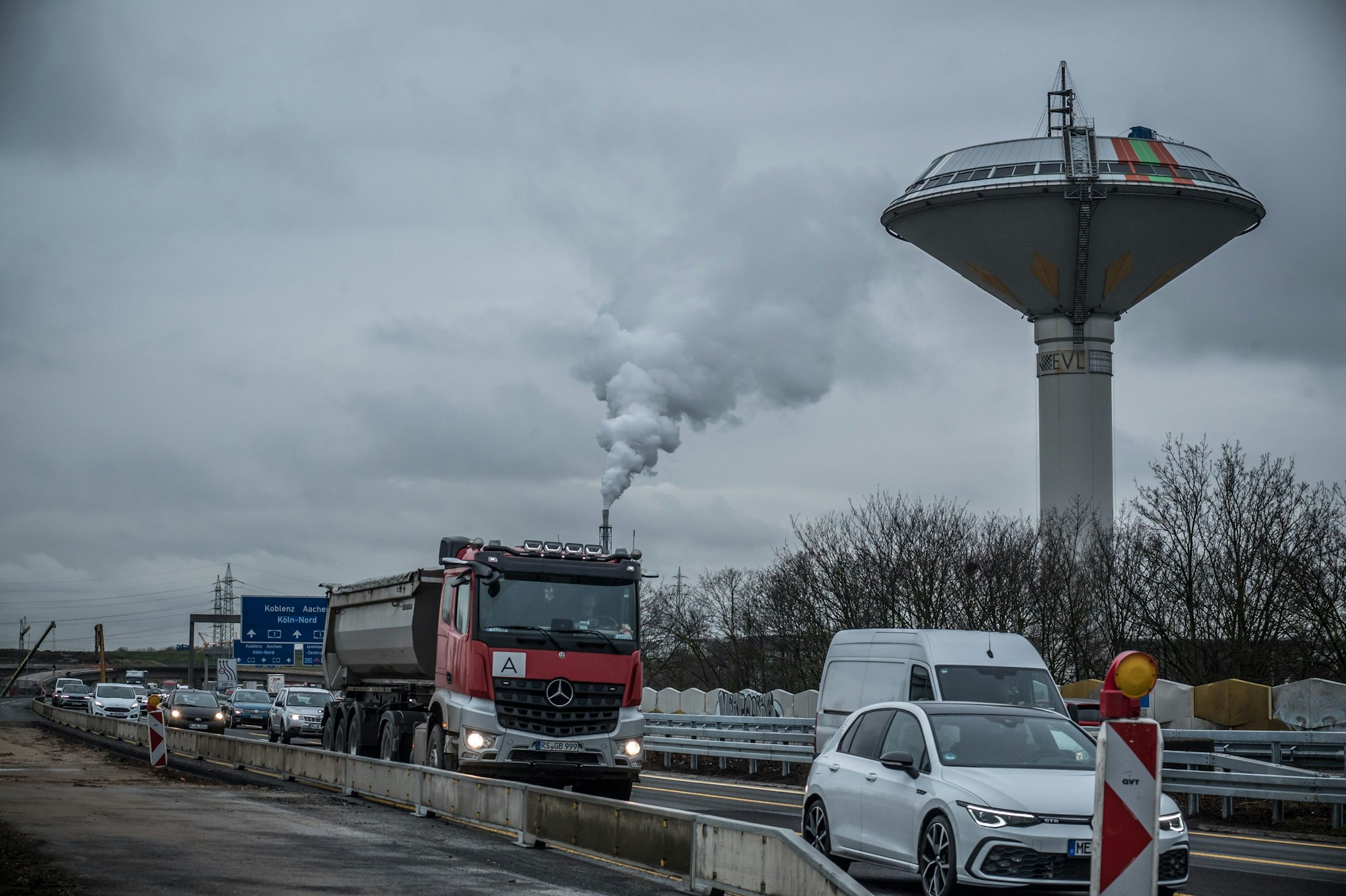 Autobahn 1 zwischenLeverkusen-West und Europaring, wird bald ausgebaut, eine Lärmschutzwand kommt. Tempo 80 erlaubt. Foto: Ralf Krieger