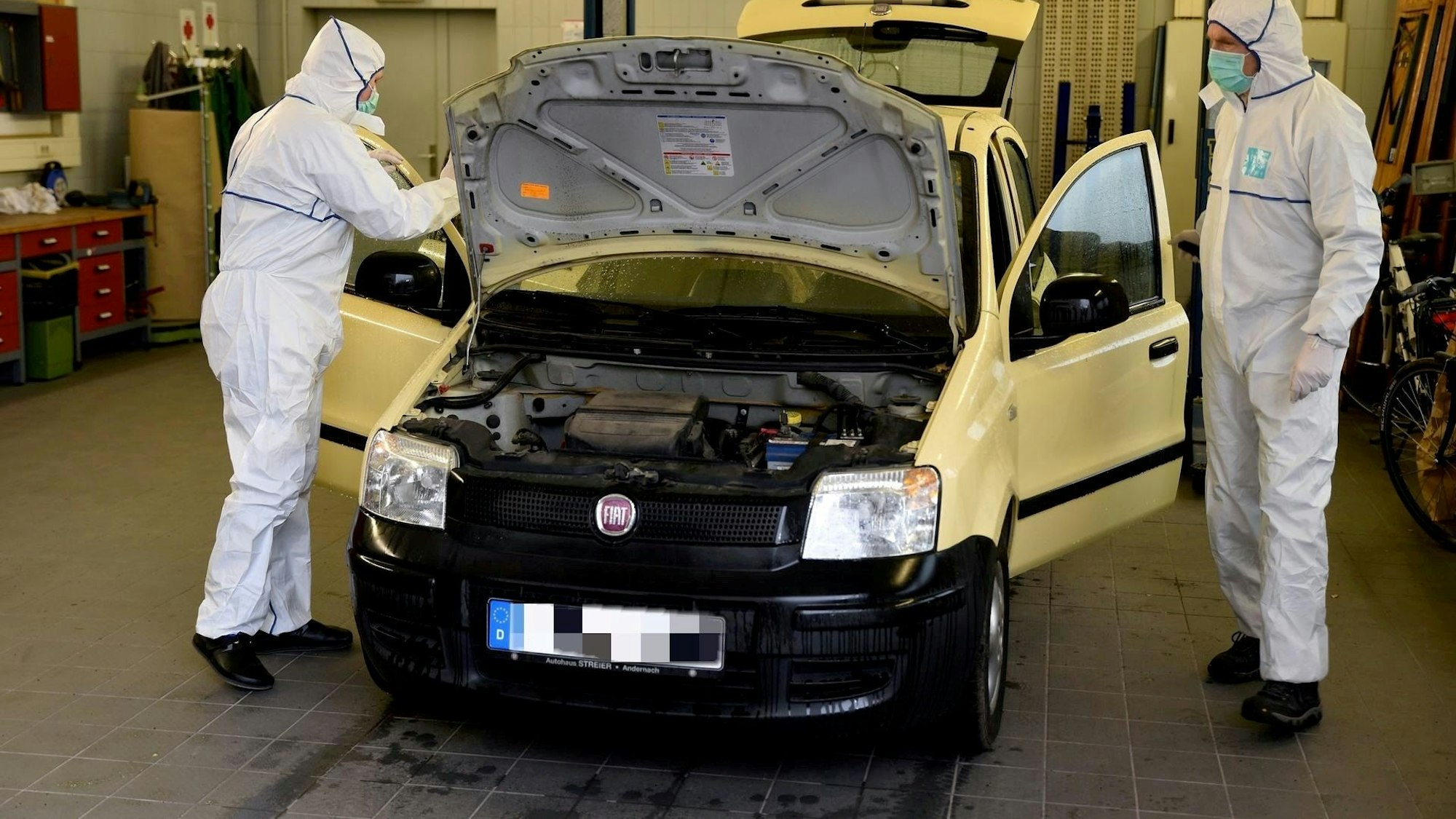 In diesem Fiat Panda wurde Silvia B. erschossen. Beamte der Spurensicherung untersuchten im Januar 2021 das Fahrzeug.