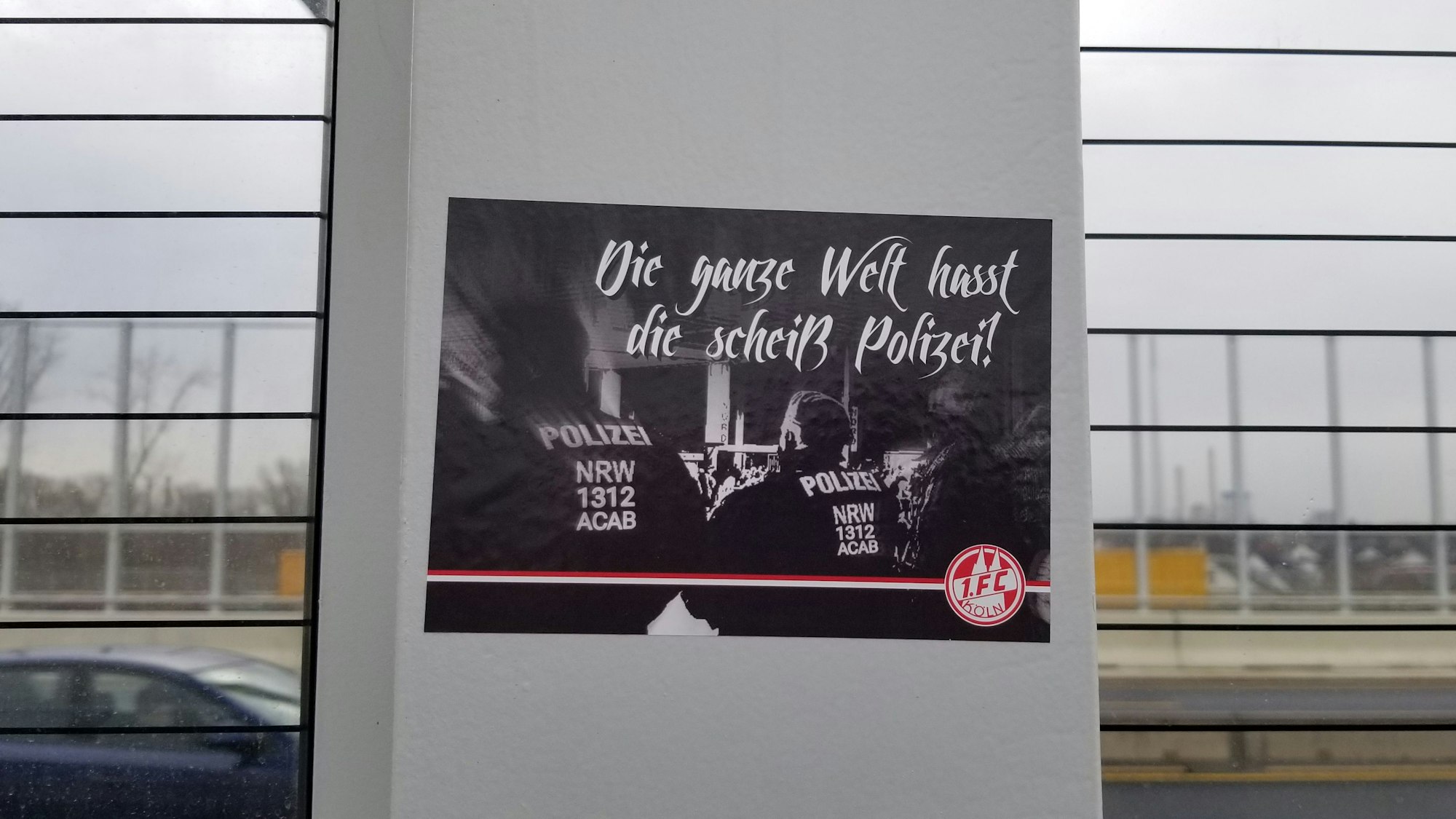 Ein Sticker an der Leverkusener Brücke mit der Aufschrift „Die ganze Welt hasst die scheiß Polizei!“