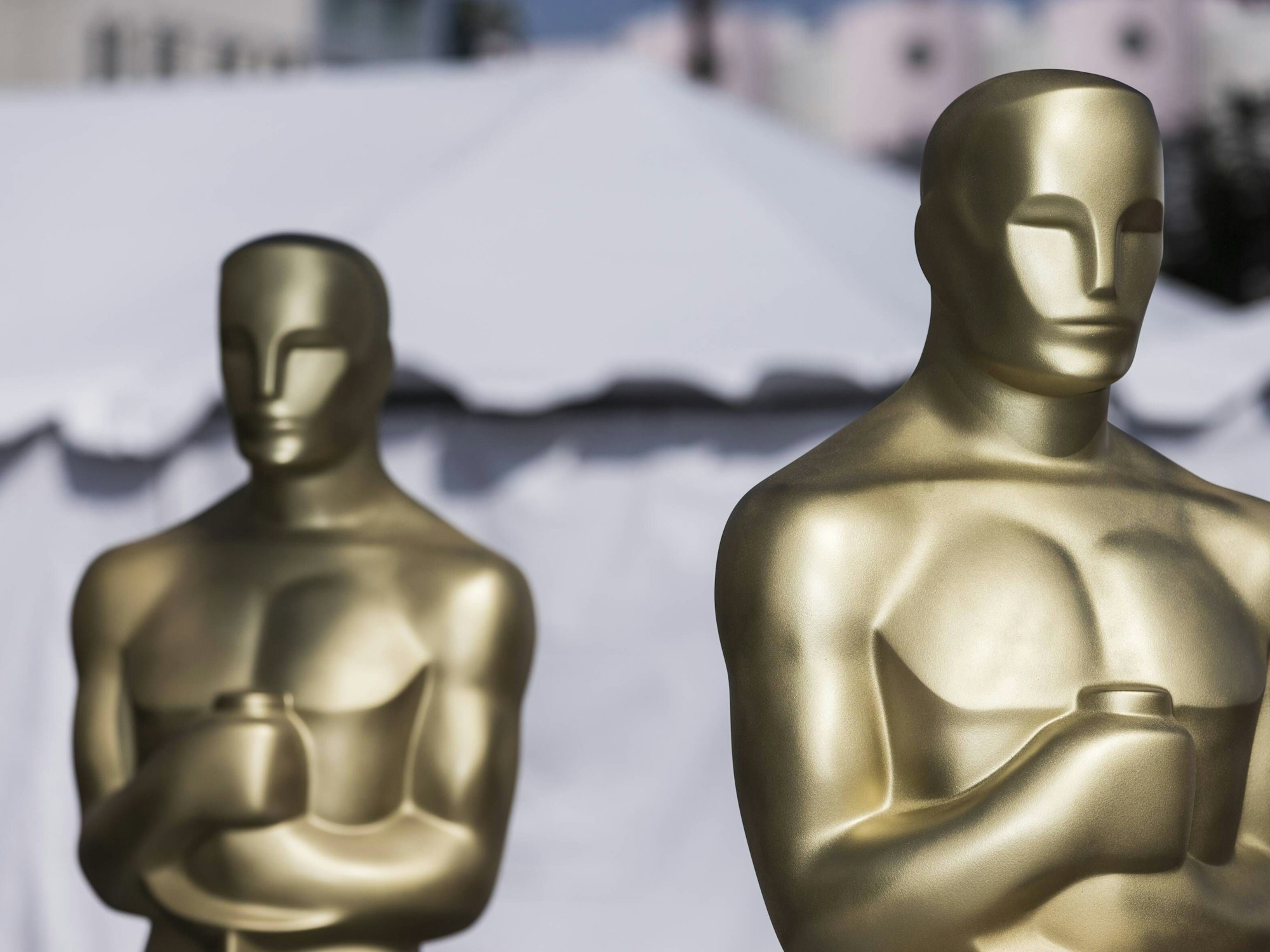 Zwei menschengroße Oscar-Figuren werden abgelichtet.