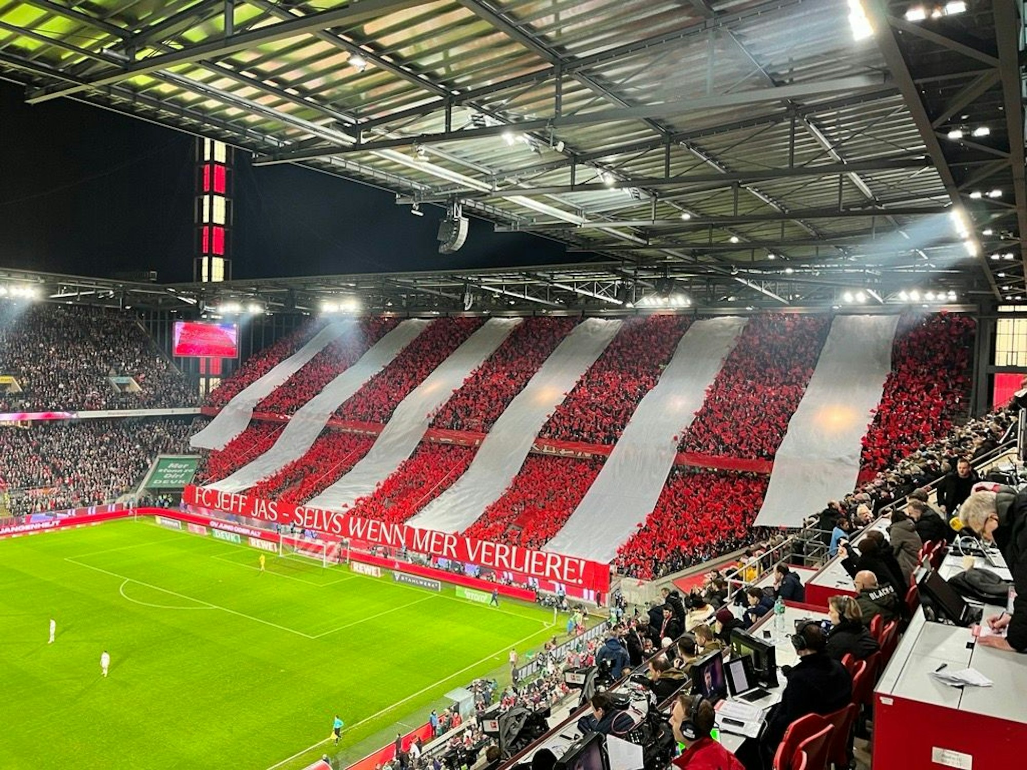 Die Südtribüne im Kölner Rhein-Energie in rot-weiß vor dem Heimspiel gegen Werder Bremen.