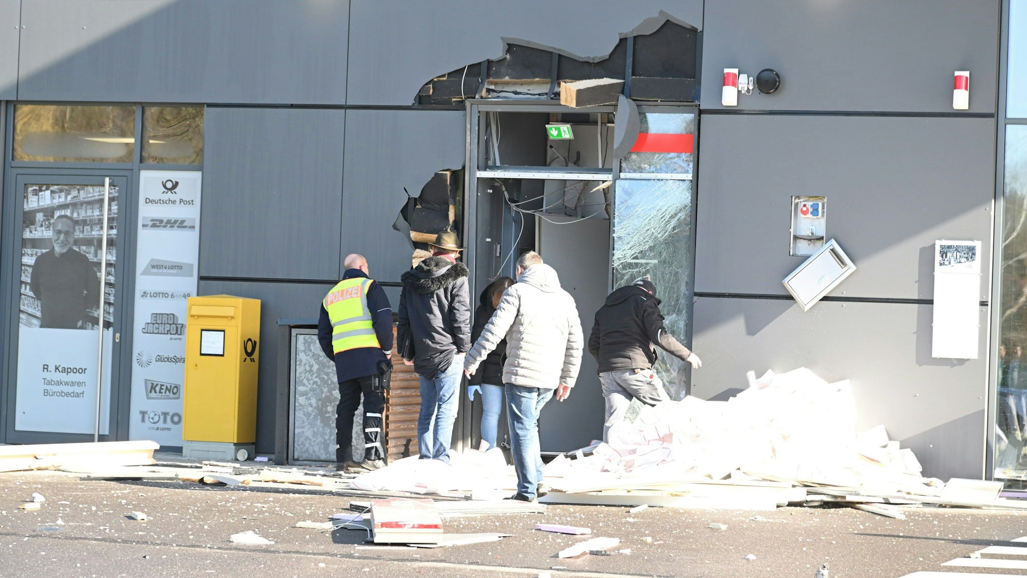 Ein Geldautomat der Kreissparkasse Köln in Kürten-Dürscheid am Hetzenegger Supermarkt wurde am 24.2.2022 gesprengt.