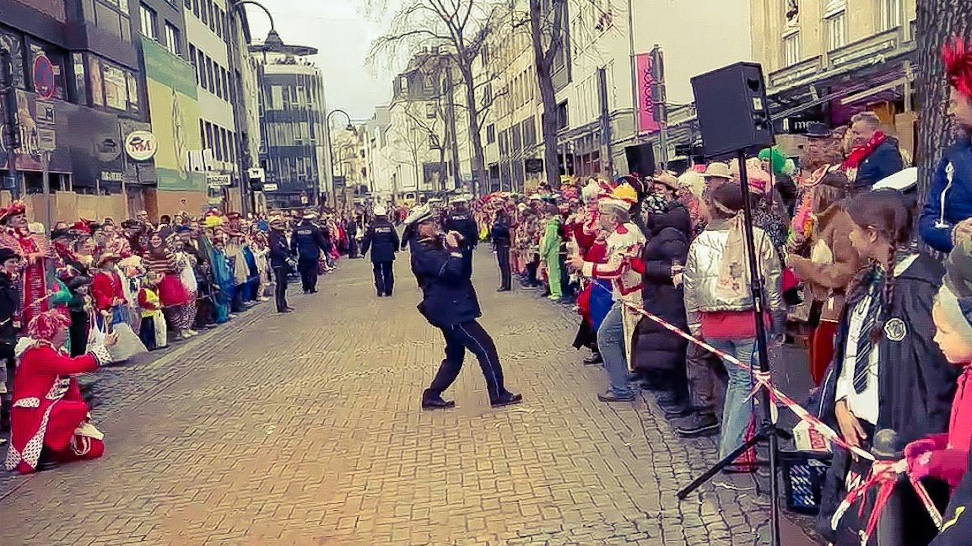 Screenshot: Polizistin Melany Witte tanzt im Zoch.