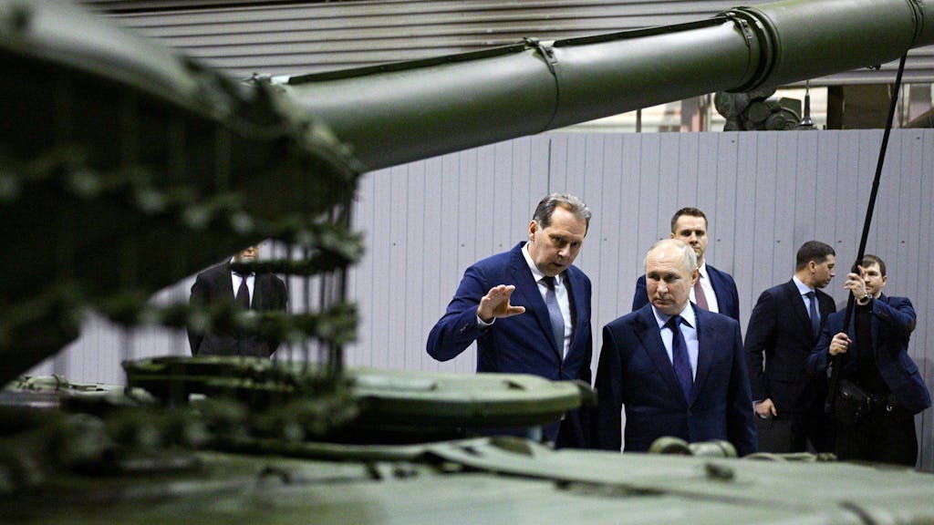 Wladimir Putin (2.v.l) besucht die Forschungs- und Produktionsgesellschaft Uralwagonsawod (Uralwaggonwerk).