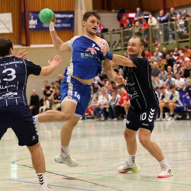Ein Handballer wirft einen Ball.