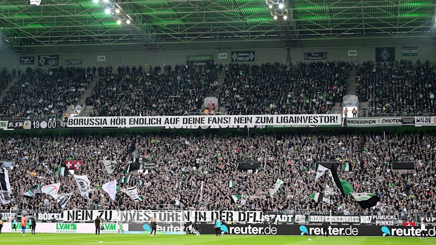 Fans von Borussia Mönchengladbach mit einem Transparent während eines Heimspiels.