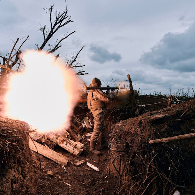 Ein ukrainischer Soldat feuert eine Panzerfaust auf russische Stellungen an der Frontlinie in der Nähe von Awdijiwka in der Region Donezk ab. (Archivbild)