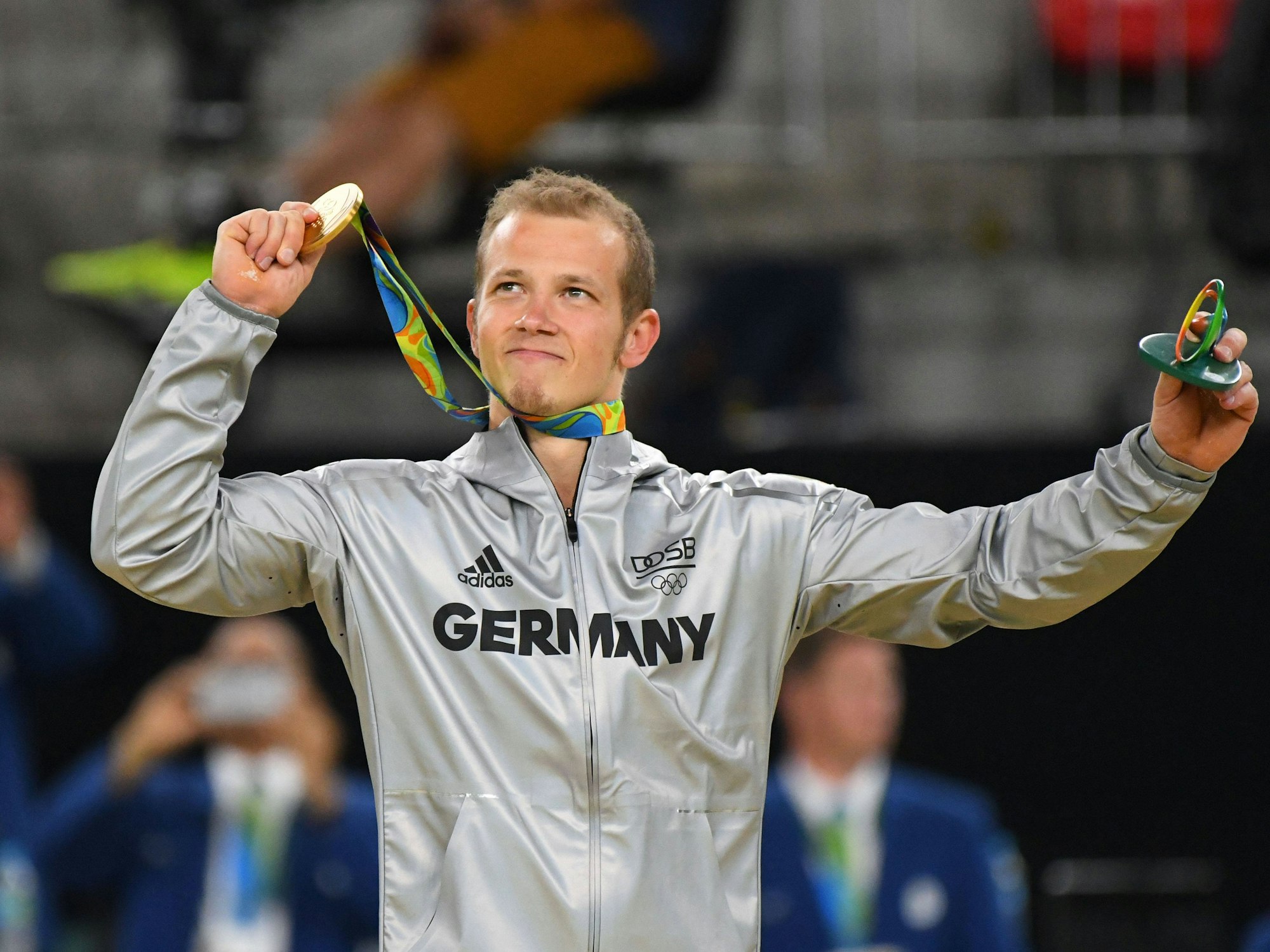 Fabian Hambüchen, wie er stolz seine Goldmedaille im Geräteturnen am Reck präsentiert.