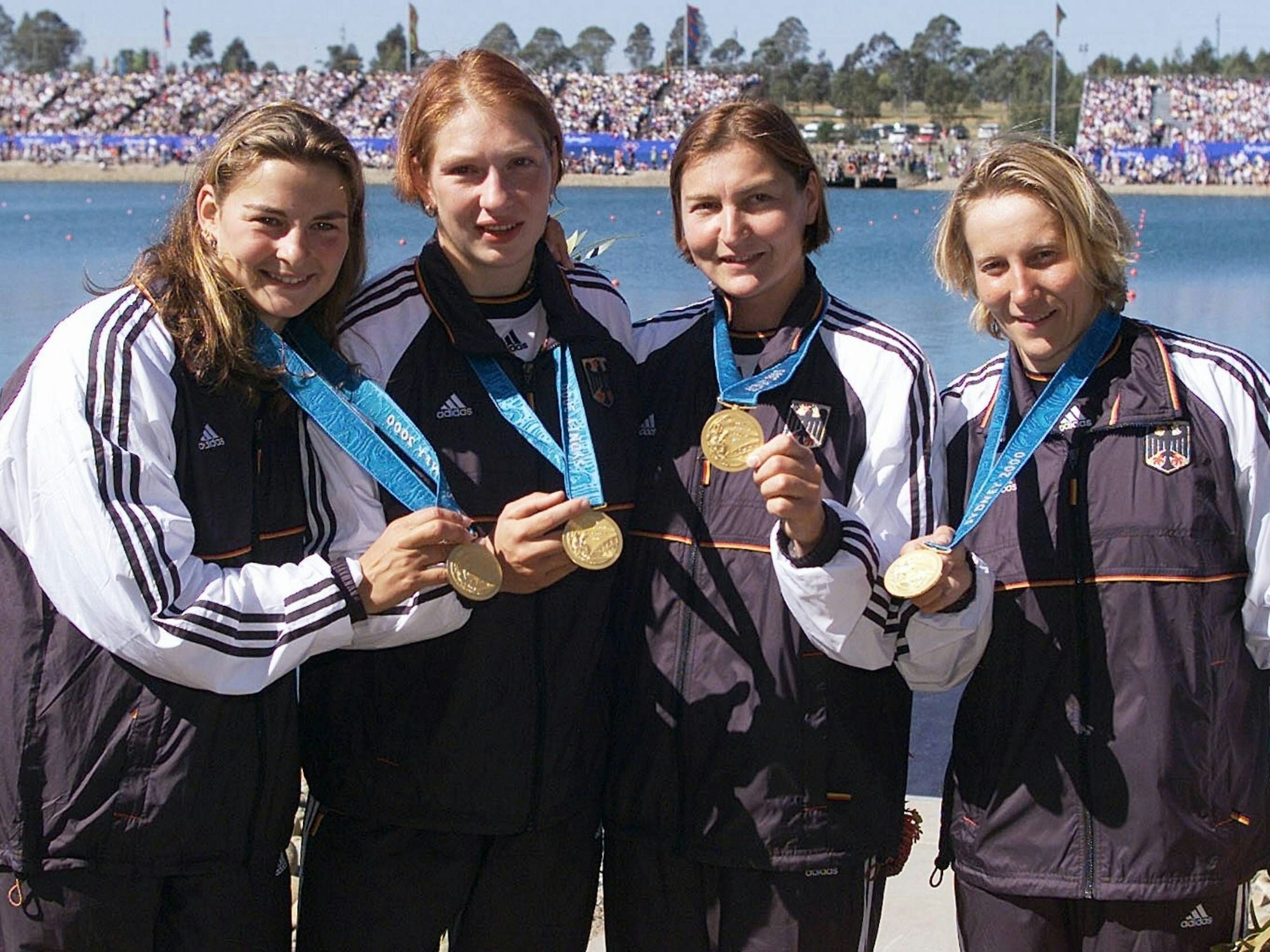 Der Kajak-Vierer der Damen. V. li.: Manuela Mucke, Katrin Wagner, Birgit Fischer und Anett Schuck präsentieren ihre Gold-Medaillen.