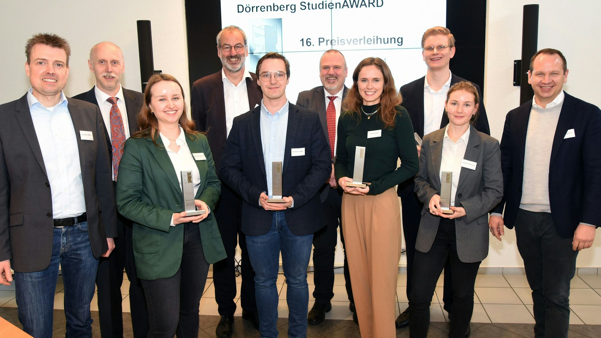 Insgesamt fünf Studierende würdigte das Unternehmen Dörrenberg in Engelskirchen-Ründeroth jetzt mit dem Studien-Award. Unser Foto zeigt alle an der Verleihung Beteiligten