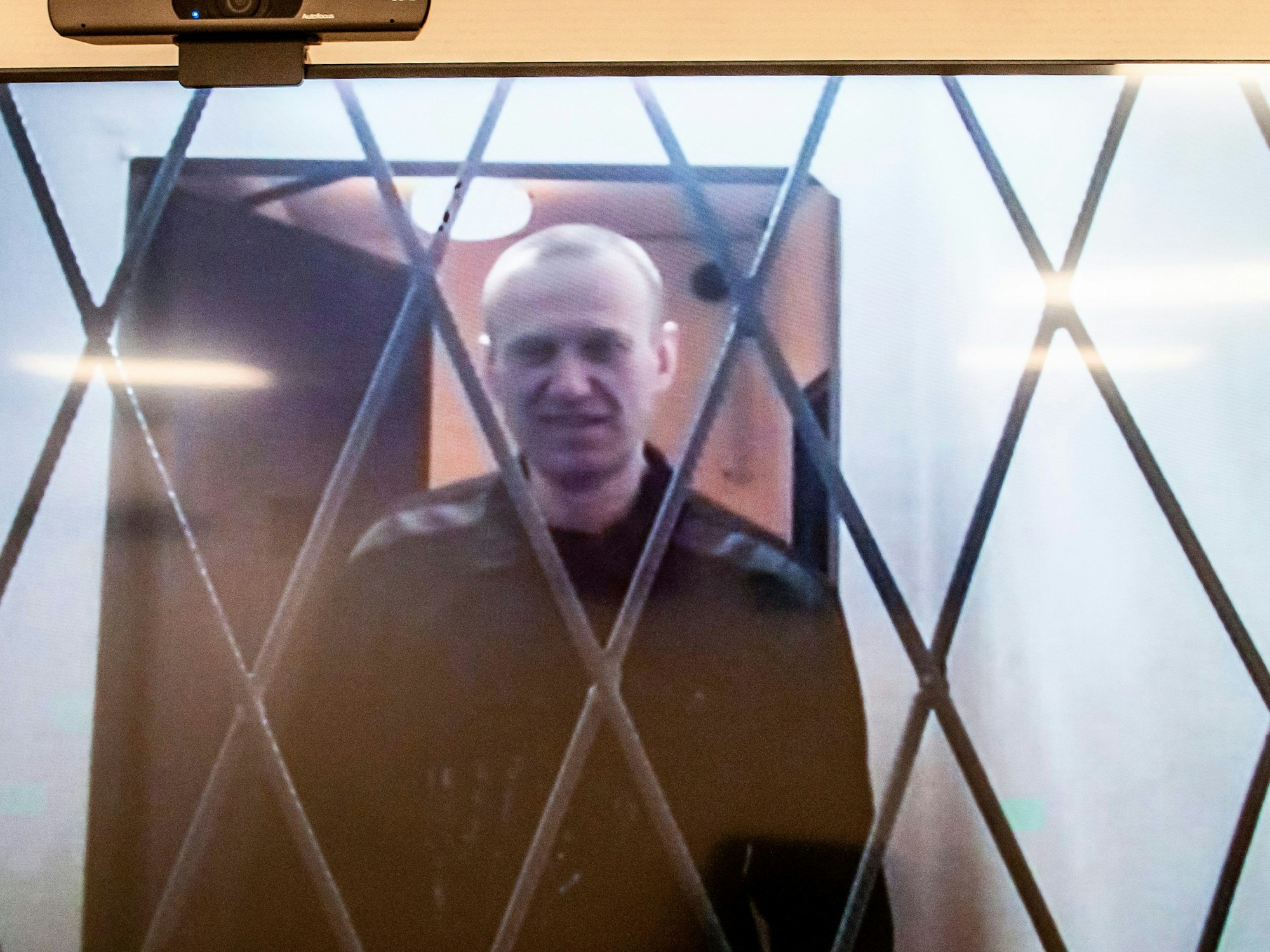 Alexej Nawalny ist im Januar 2024 auf einem Fernsehbildschirm zu sehen, als er in einem vom russischen Föderalen Strafvollzugsdienst zur Verfügung gestellten Videolink aus dem Gerichtssaal erscheint.