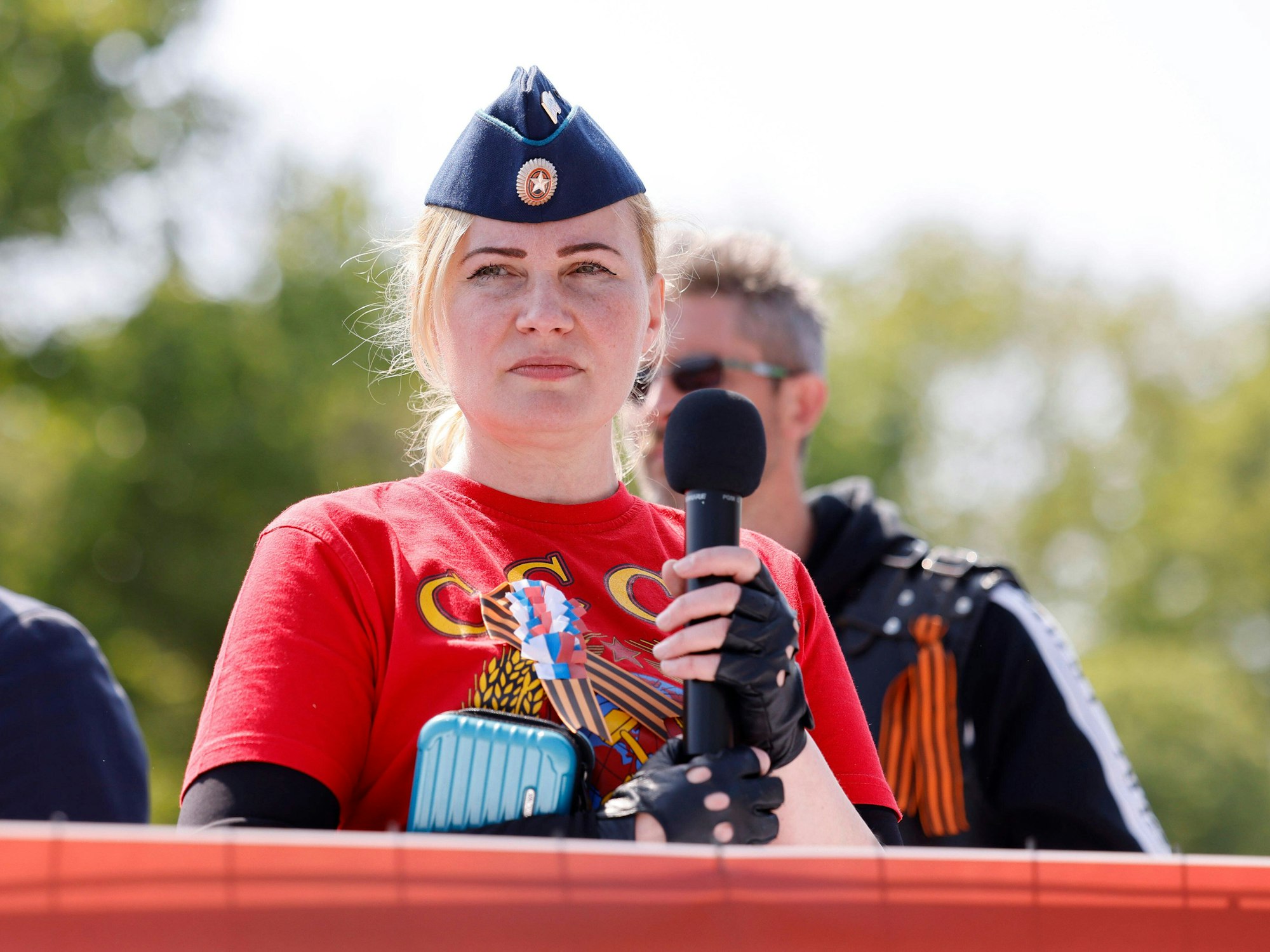 Elena Kolbasnikova hält bei einer Demonstration ein Mikrofon.