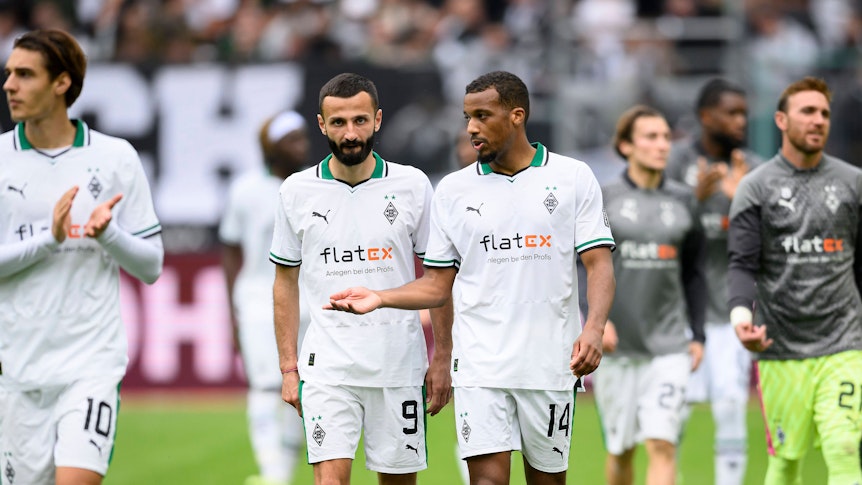 Spieler von Borussia Mönchengladbach wirken nach einer Niederlage enttäuscht.