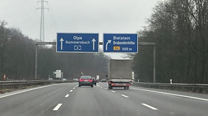Blick auf die A4 und die Schilder Gummersbach, Olpe sowie die Abfahrt Bielstein, Drabenderhöhe.&nbsp;