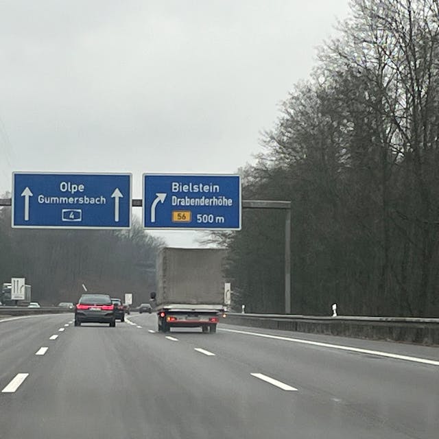 Blick auf die A4 und die Schilder Gummersbach, Olpe sowie die Abfahrt Bielstein, Drabenderhöhe.&nbsp;