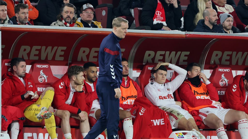 1. FC Köln gegen Werder Bremen: Trainer Timo Schultz (Köln) vor der Bank