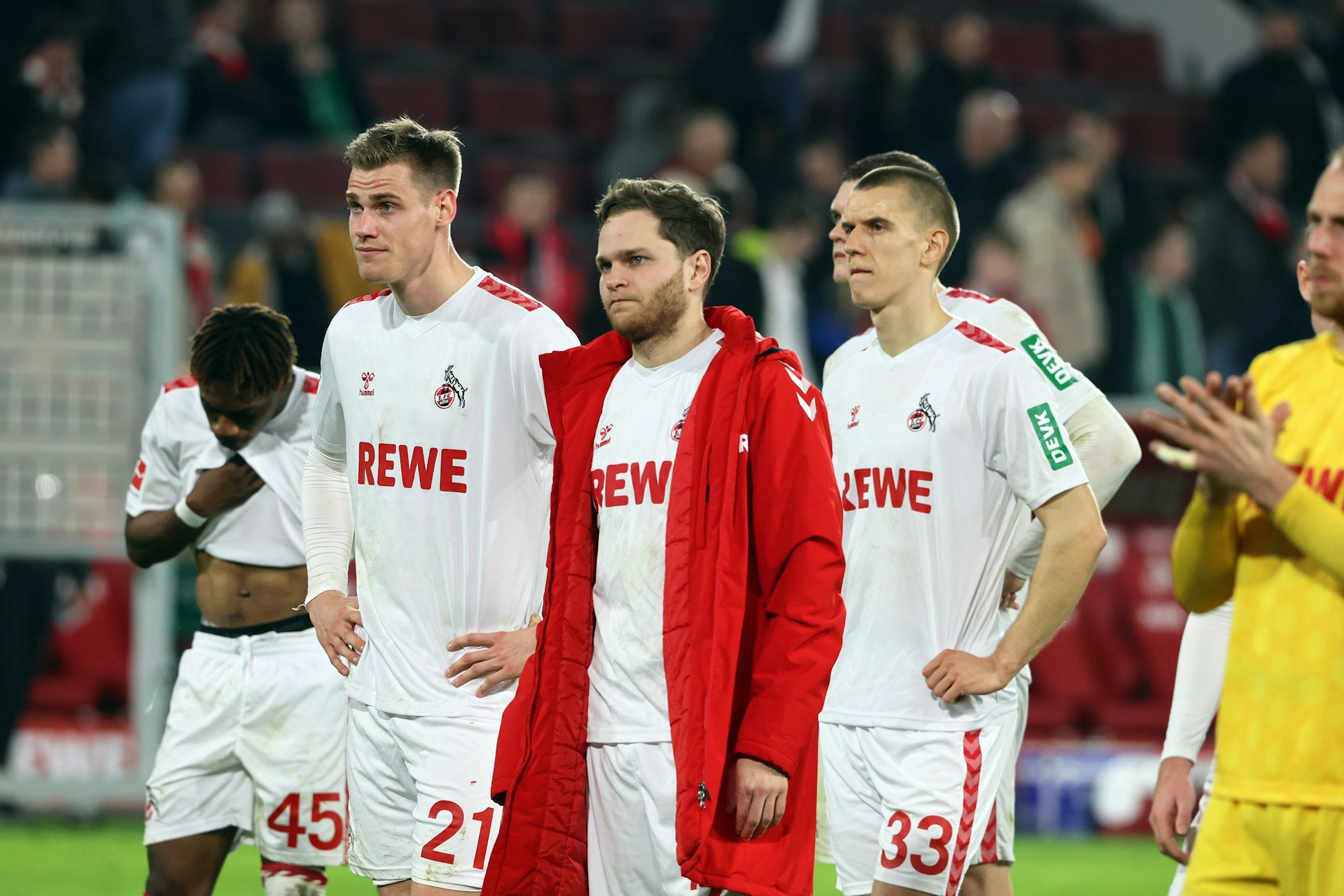 Die Kölner Spieler Justin Diehl (v.l.), Steffen Tigges, Benno Schmitz und Florian Dietz sind nach dem 0:1 gegen Bremen sichtlich enttäuscht.