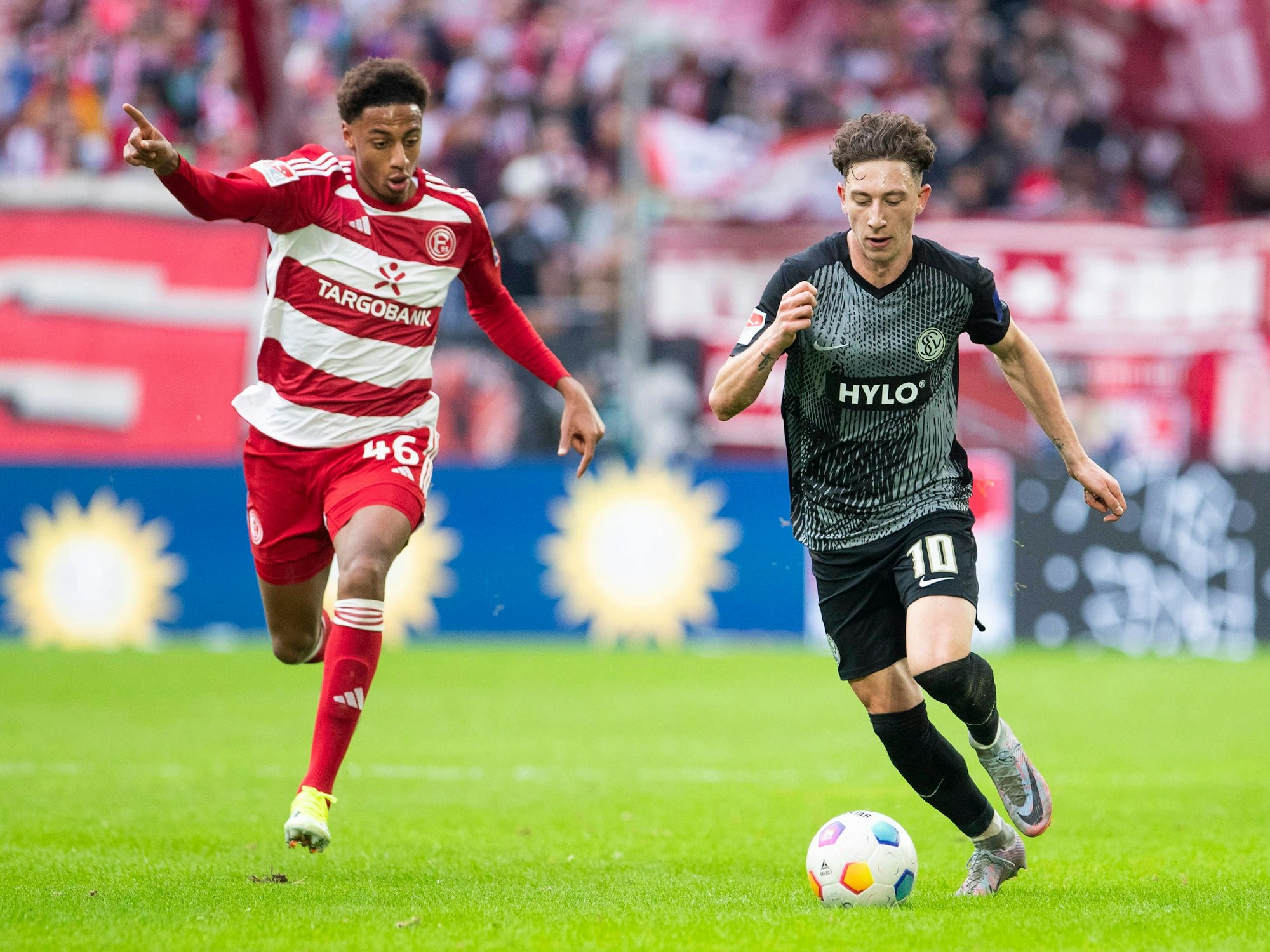 Fortuna Düsseldorfs Sima Suso verfolgt Elversbergs Jannik Rochelt.
