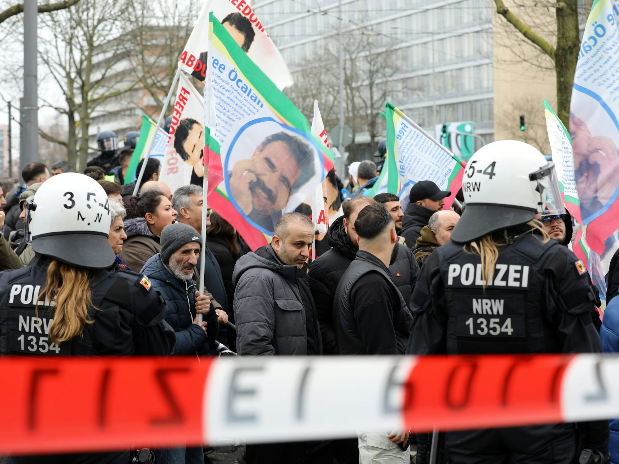 Die Polizei sichert eine Demonstration unter dem Motto „Freiheit für Öcalan“ in Köln.