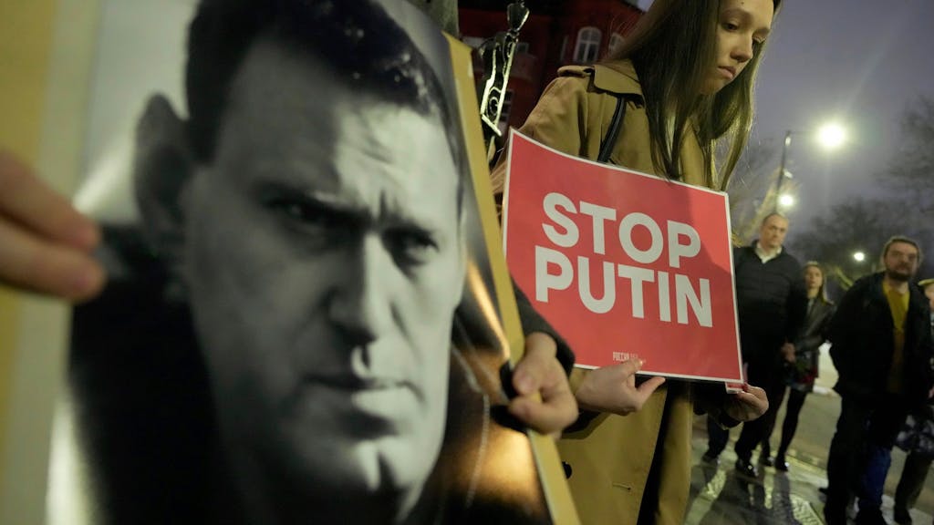 16.02.2024, Großbritannien, London: Menschen demonstrieren vor der russischen Botschaft. Der russische Oppositionelle Nawalny starb am Freitag im Alter von 47 Jahren nach Angaben der Justiz in seiner sibirischen Strafkolonie.
