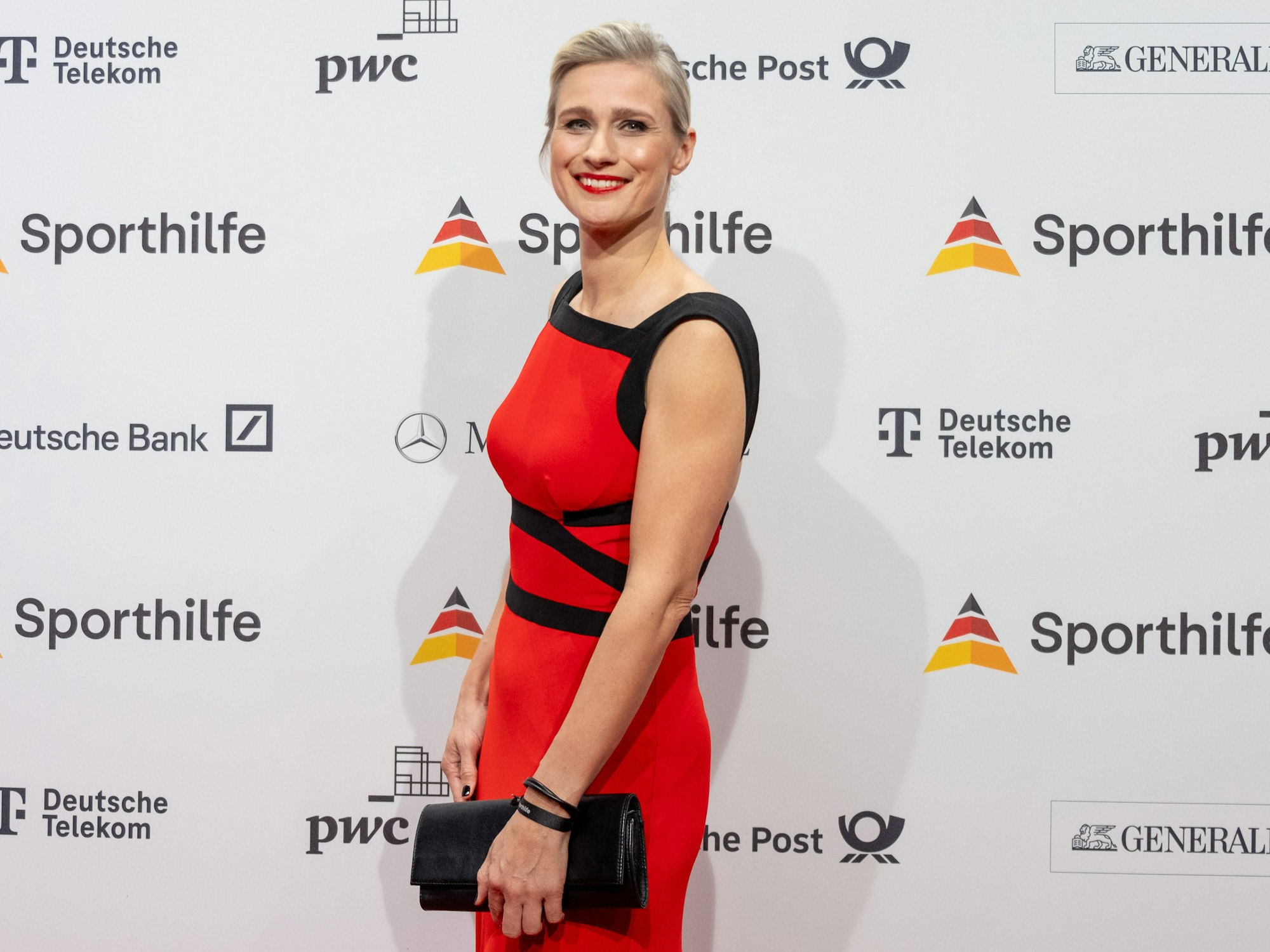 Fecht-Olympiasiegerin Britta Heidemann in einem rot-schwarzen Kleid.