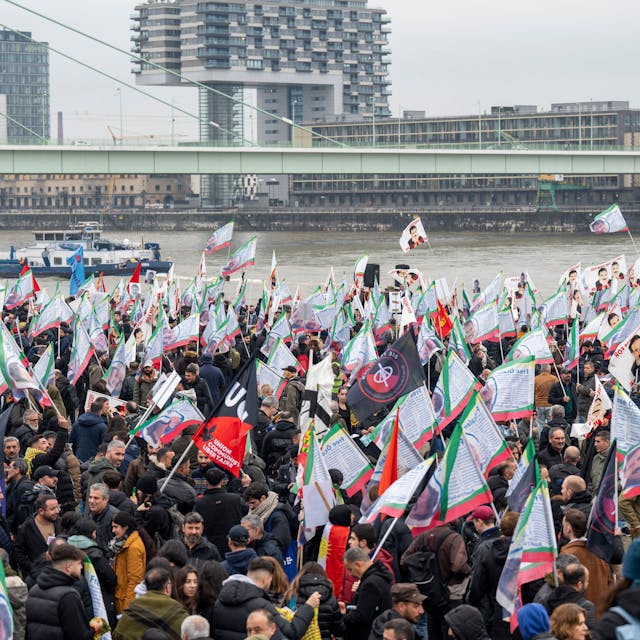 Zahlreiche Menschen versammeln sich am Samstag (17. Februar) zu einer pro-kurdischen Demo an der Deutzer Werft.