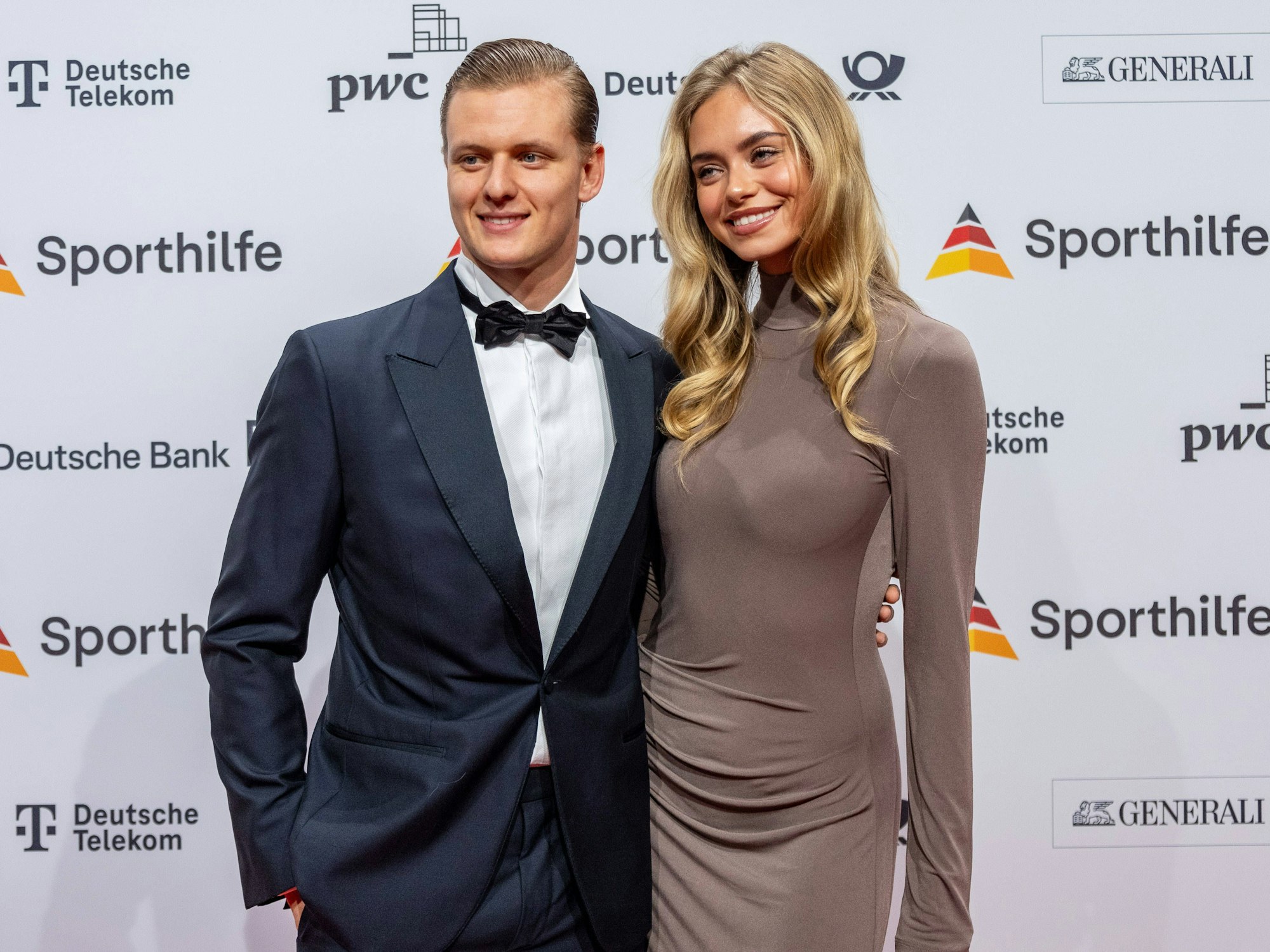 Mick Schumacher und Freundin Laila Hasanovic posieren auf dem Roten Teppich.