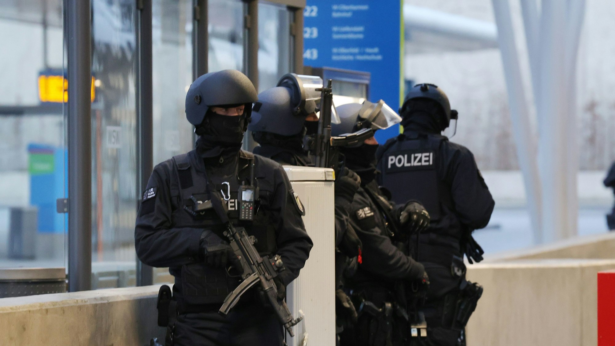 Die Polizei hat im Wuppertaler Hauptbahnhof einen größeren Einsatz gestartet, weil ein Zeuge das Ex-RAF-Mitglied Ernst-Volker Staub erkannt haben wollte. Am Ende stand fest, der Zeuge hatte sich getäuscht.