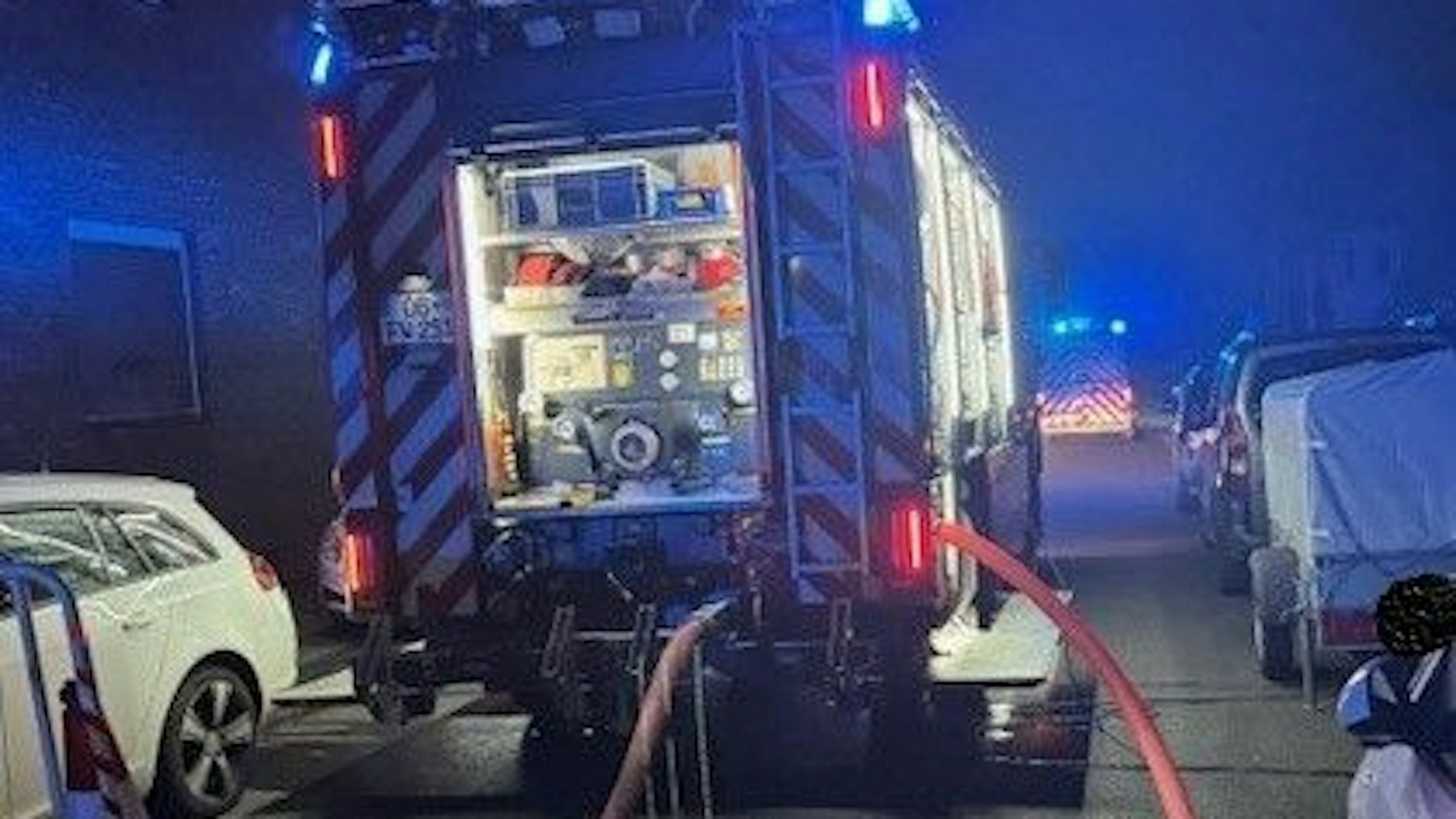 Die Feuerwehr Oberhausen war mit mehreren Fahrzeugen bei dem Brand in Alstaden im Einsatz. Eine 84-Jährige ist bei dem Feuer gestorben.