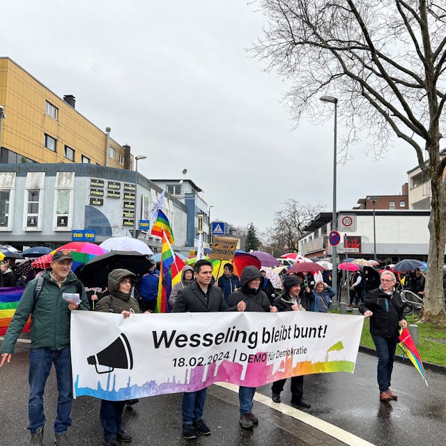 In Wesseling demonstrieren Bürgerinnen und Bürger gegen Rechtsextremismus und für den Erhalt der Demokratie.
