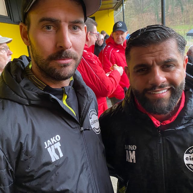 Sportdirektor Kevin Theisen (l.) und  Co-Trainer Amir Ali Mostowfi blicken in die Kamera.