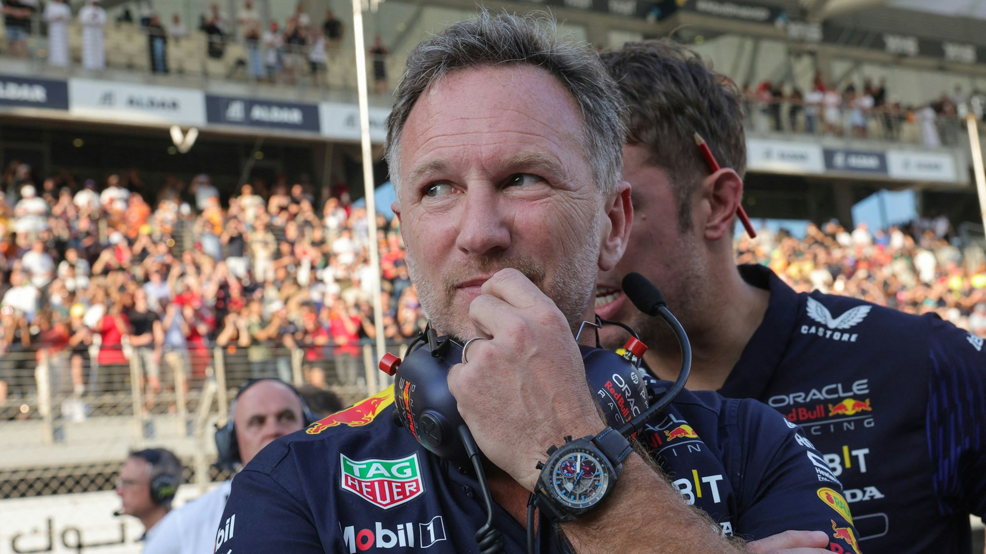 Christian Horner steht nachdenklich am Kommandostand von Red Bull in der Formel 1.