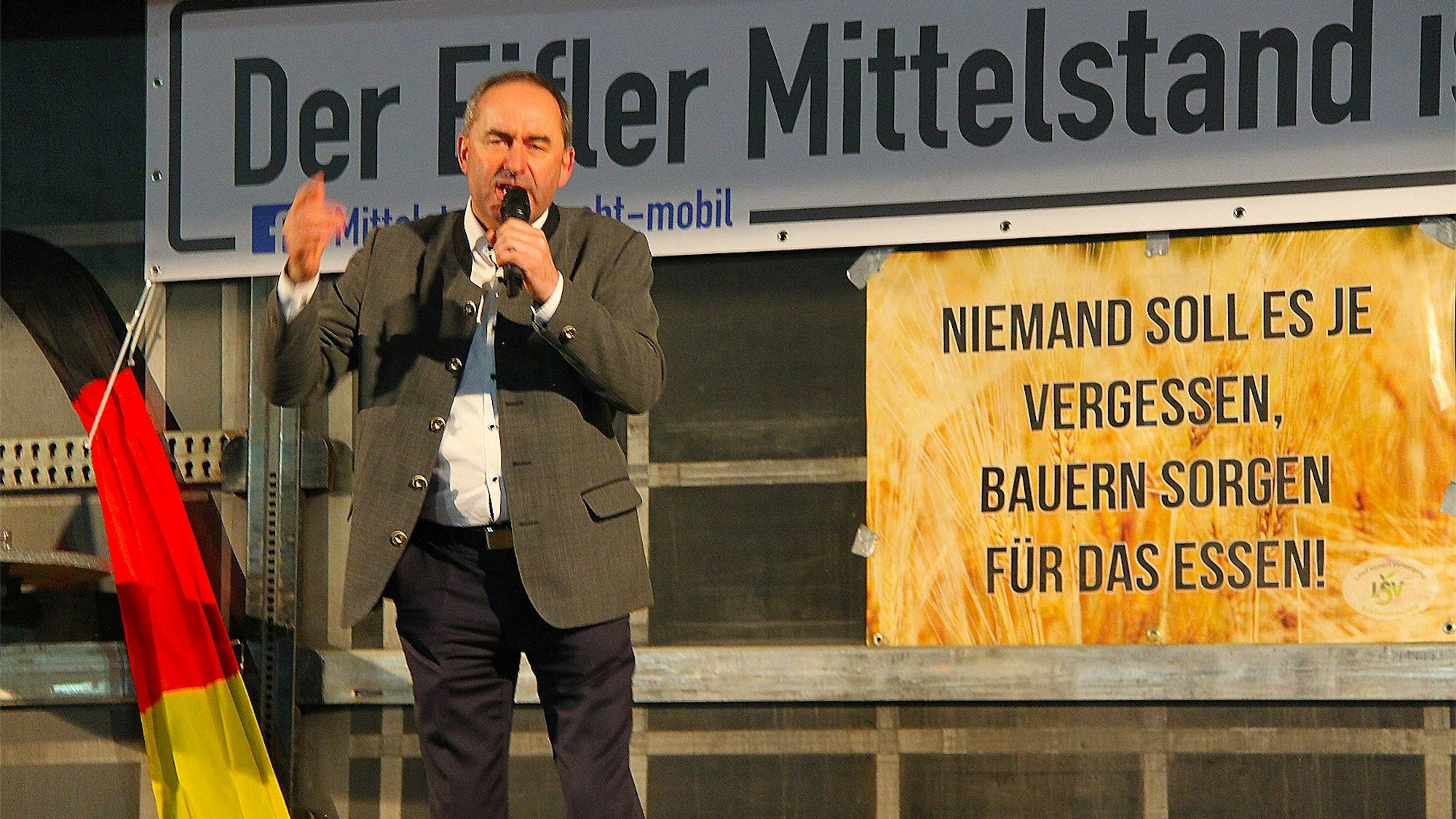 Hubert Aiwanger bei seiner Rede auf der Mittelstands-Kundgebung in Bitburg.