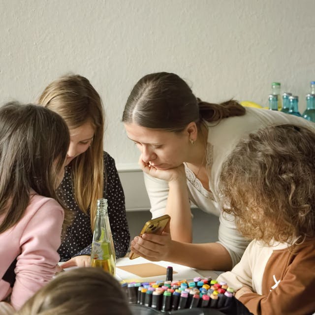 Im Fluthilfebüro des Caritasverbandes  Euskirchen malen Kinder mit Saskia Reder.