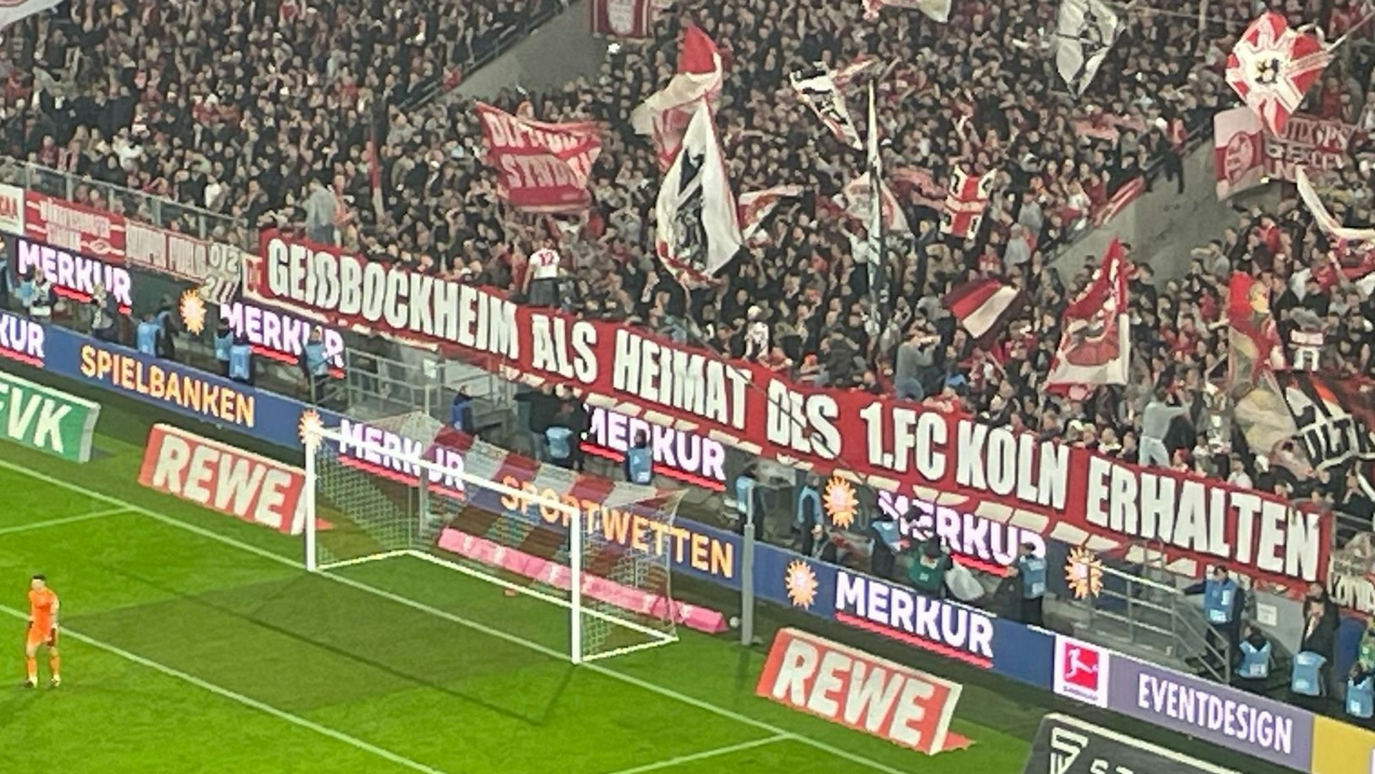 FC-Fans in der Südkurve des Rheinenergie-Stadions zeigen ein Banner mit der Aufschrift: „Geißbockheim als Heimat des 1. FC Köln erhalten“