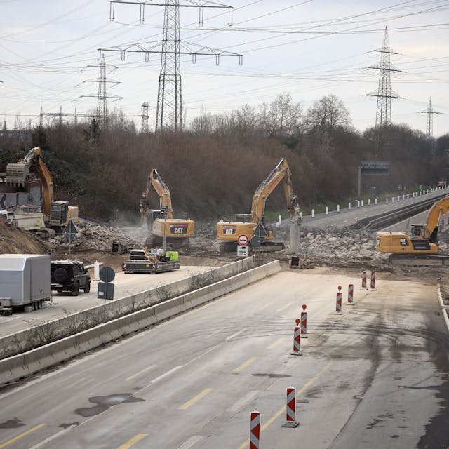 Die Brücke an der Rather Straße in Gremberghoven wurde am Wochenende abgerissen.