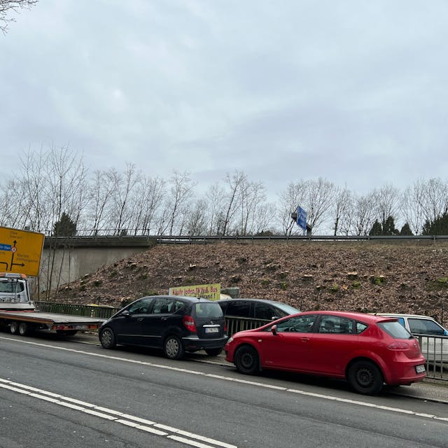 Im März beginnen die Arbeit zum Abriss und Neubau der A4-Brücke in Untereschbach. Erste Bäume an der Böschung wurden bereits gefällt.