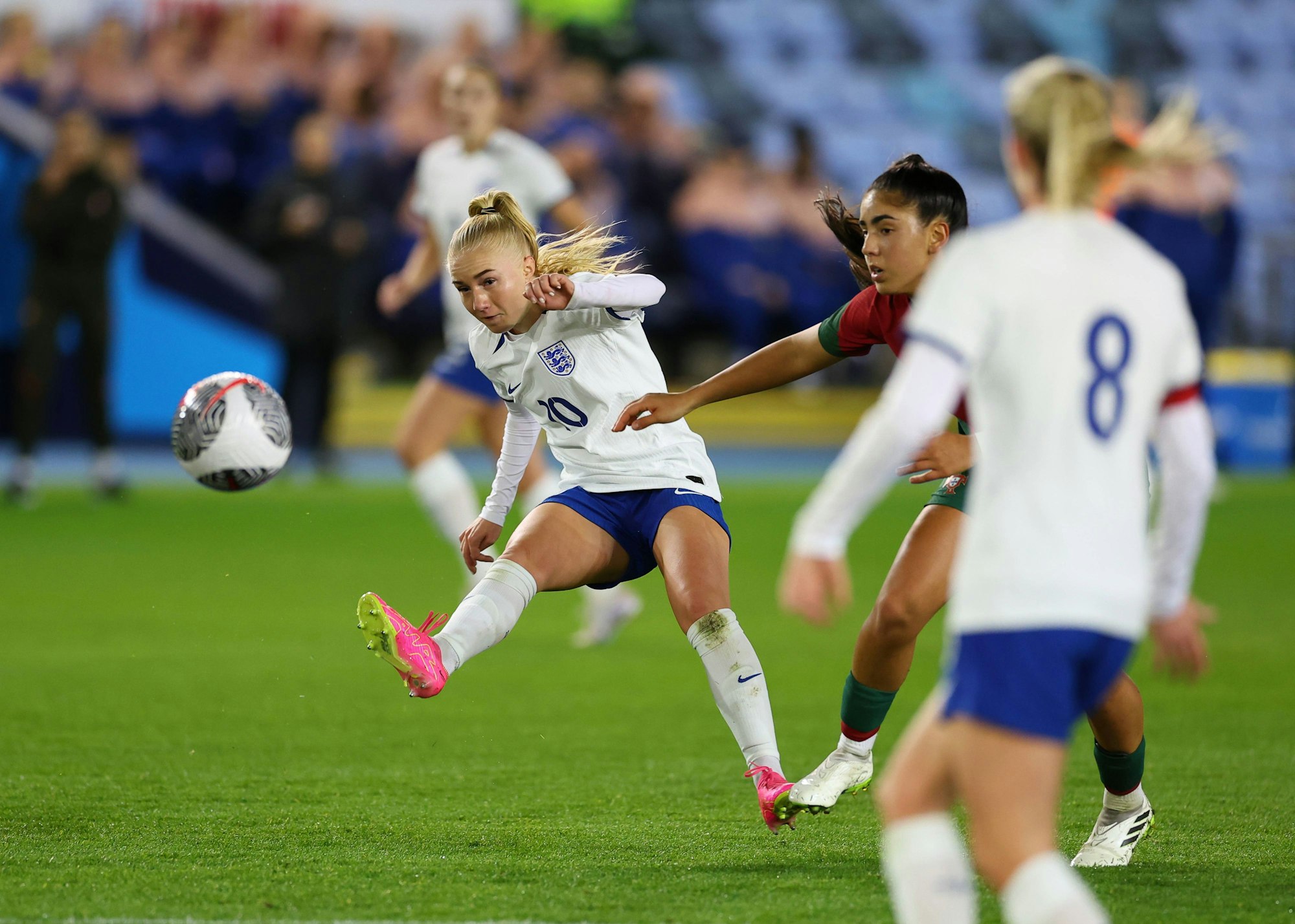 Laura Blindkilde Brown im Juniorinnen-Länderspiel für England am Ball.