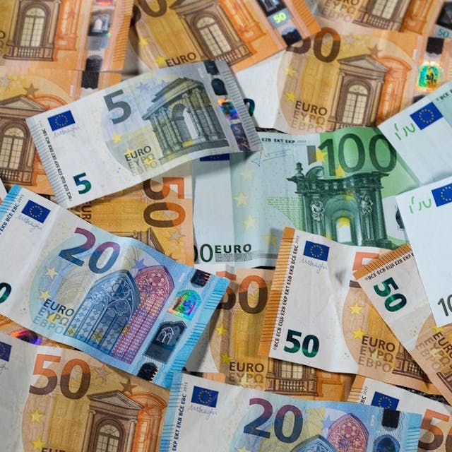 Zu sehen sind Euro-Geldscheine mit unterschiedlichen Werten: 20, 50 und 100 Euro.