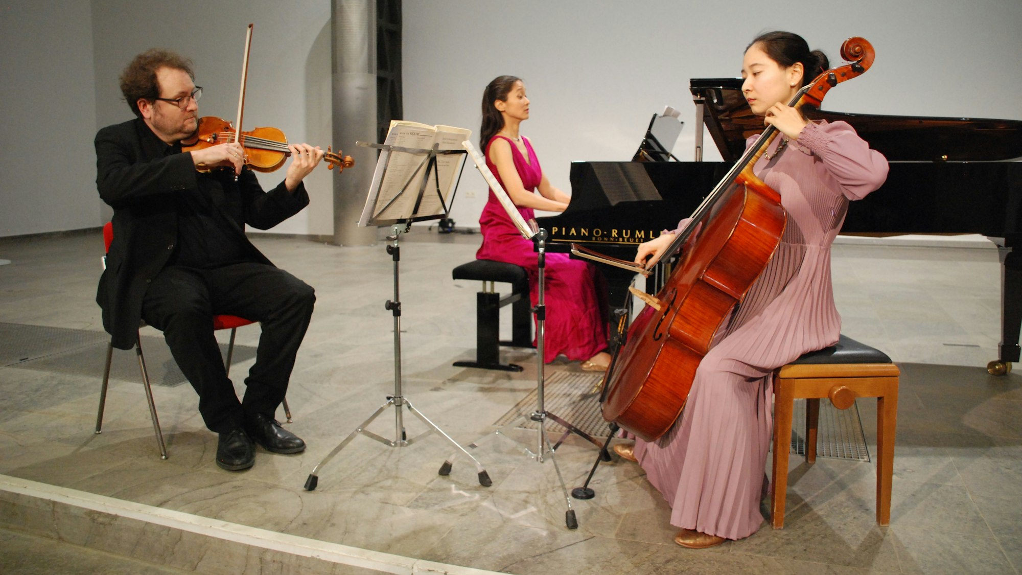 Das Bild zeigt das Mori Trio während des Konzert in Bad Münstereifel.