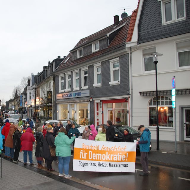 Burscheider demonstrieren mit Lichterkette gegen Rassismus.