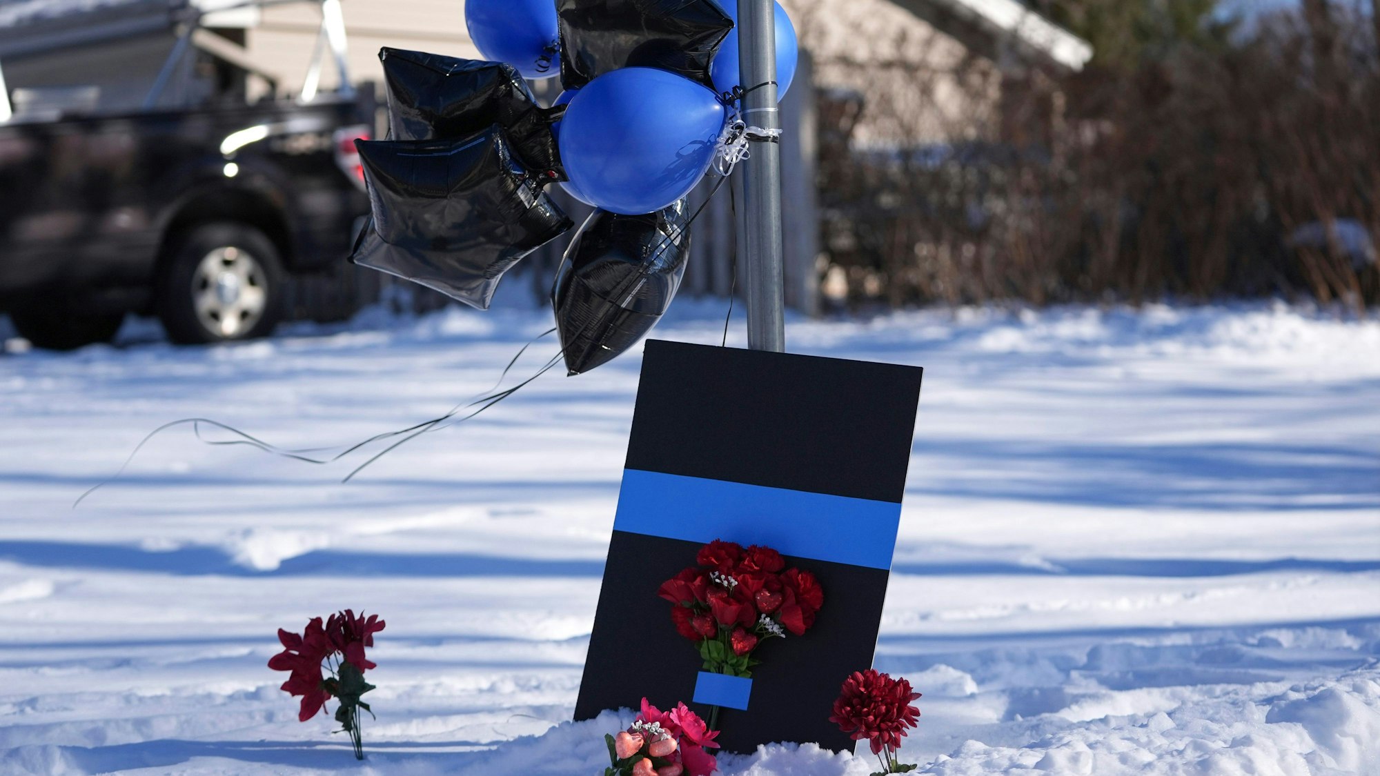 Blumen wurden niedergelegt in der Nähe des Tatortes in Burnsville, Minnesota.