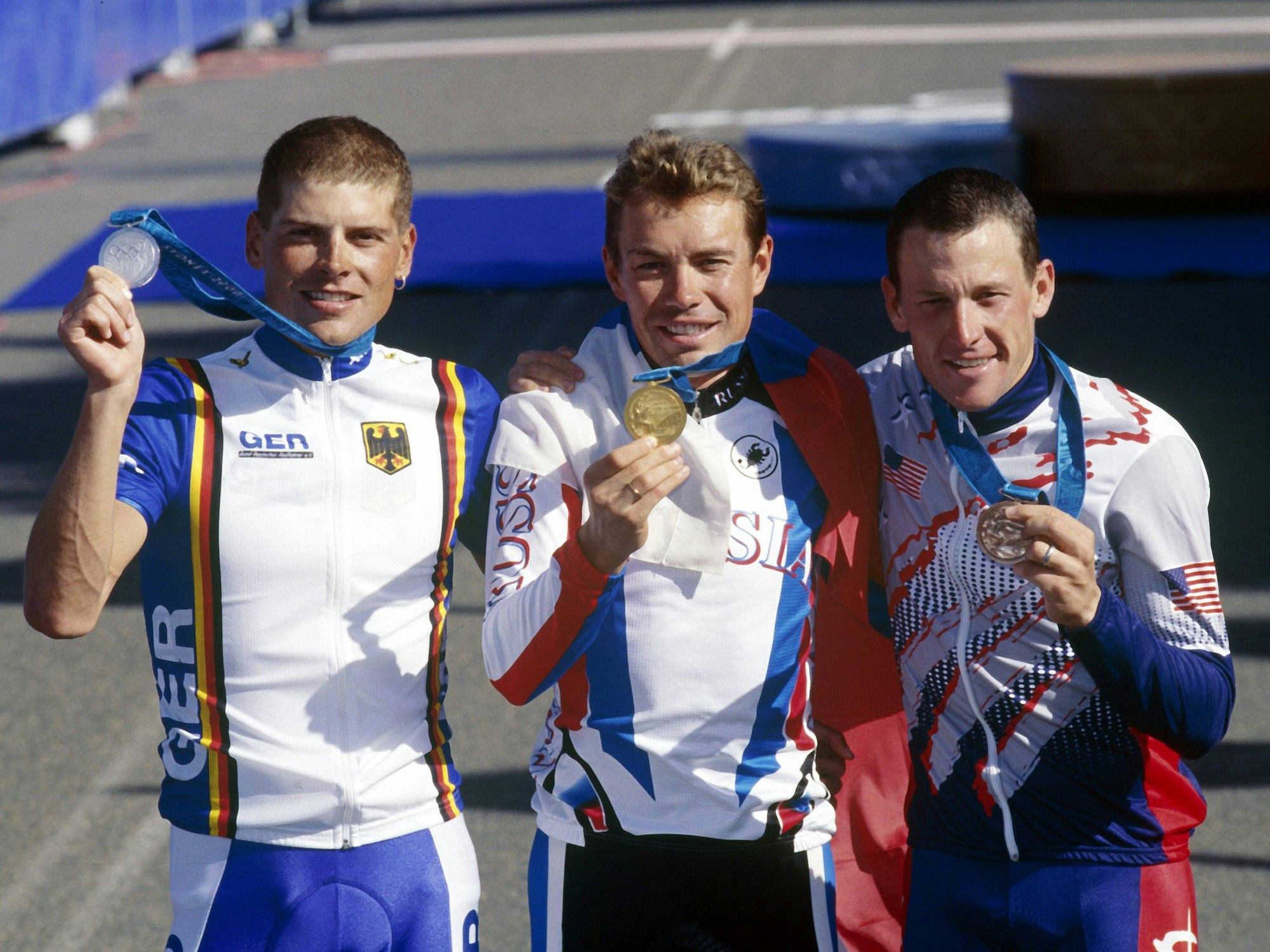 Die Siegerehrung der Einzelzeitfahren, v.li.: Jan Ullrich (Deutschland), Olympiasieger Viatcheslav Ekimov (Russland) und Lance Armstrong (USA)