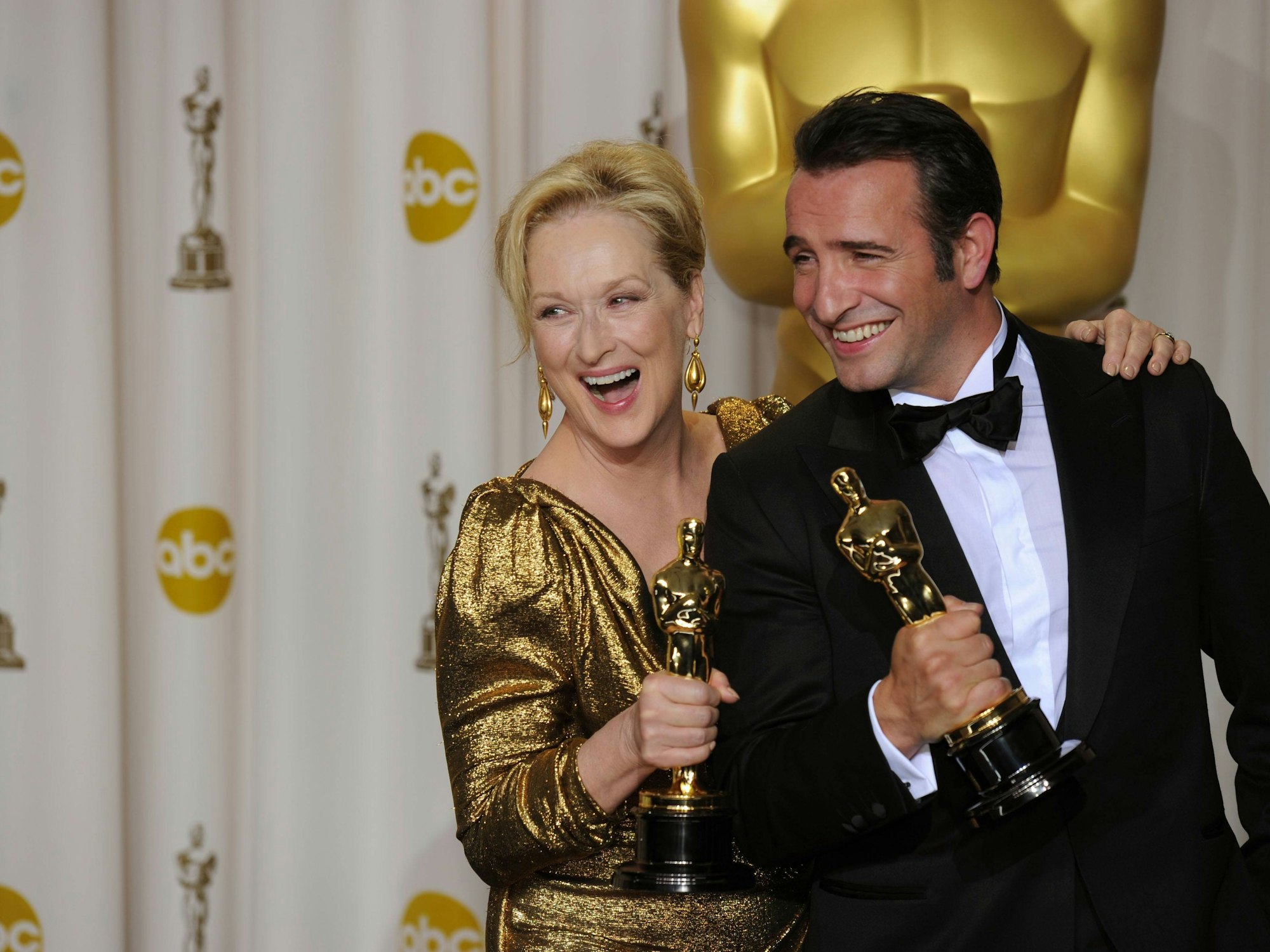 Jean Dujardin mit seinem Oscar als bester Schauspieler. Die Aufnahme stammt aus dem Jahr 2012 neben ihm steht Meryl Streep.
