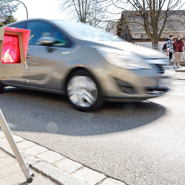 Ein Geschwindigkeitsmessgerät löst vor einer Schule bei einem Auto aus.(Symbolbild)