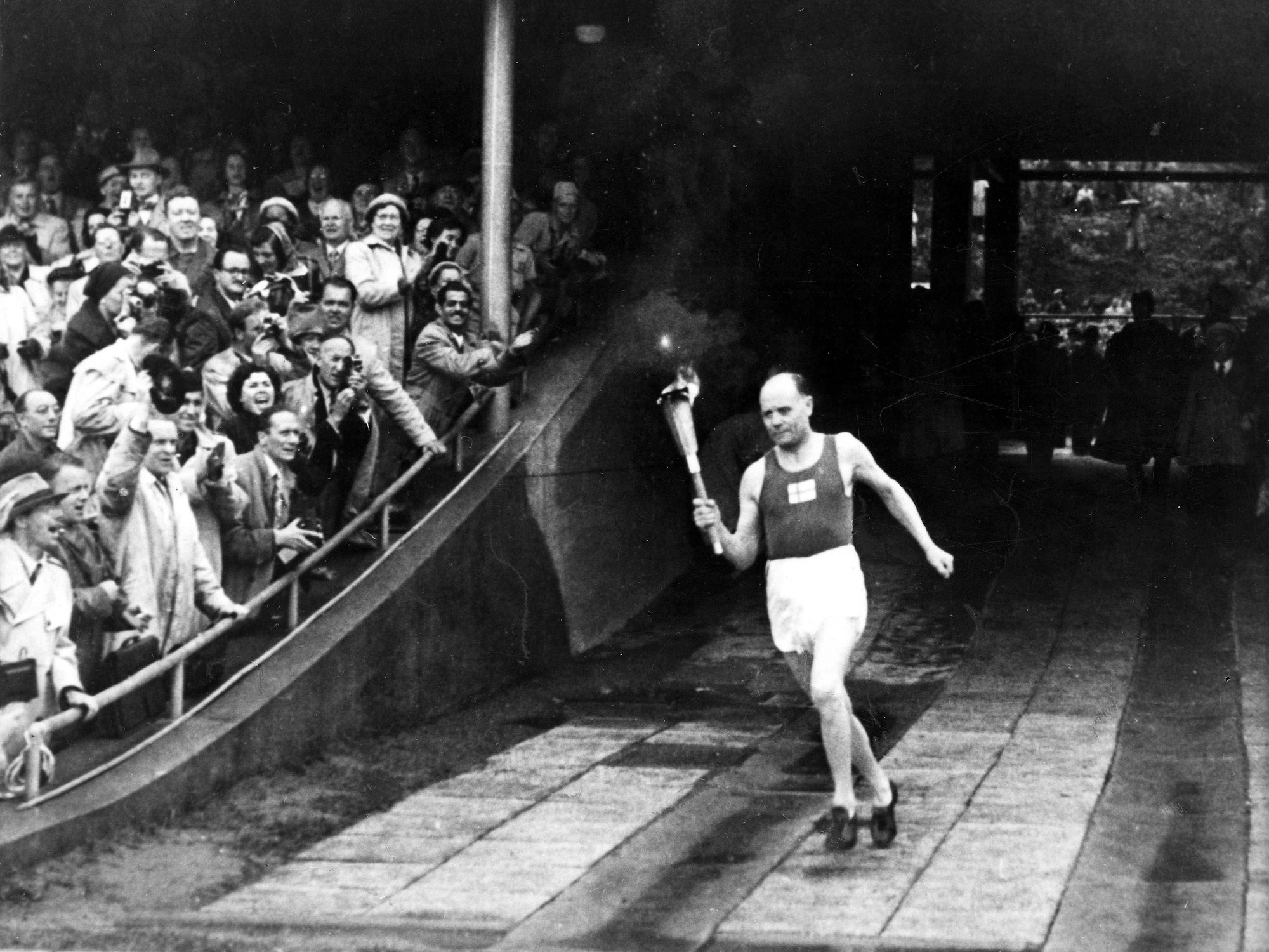 Paavo Nurmi als Fackelträger bei den Spielen 1952