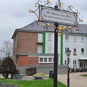 Auf dem Foto ist der Eingang zum Krankenhaus Bedburg abgebildet.